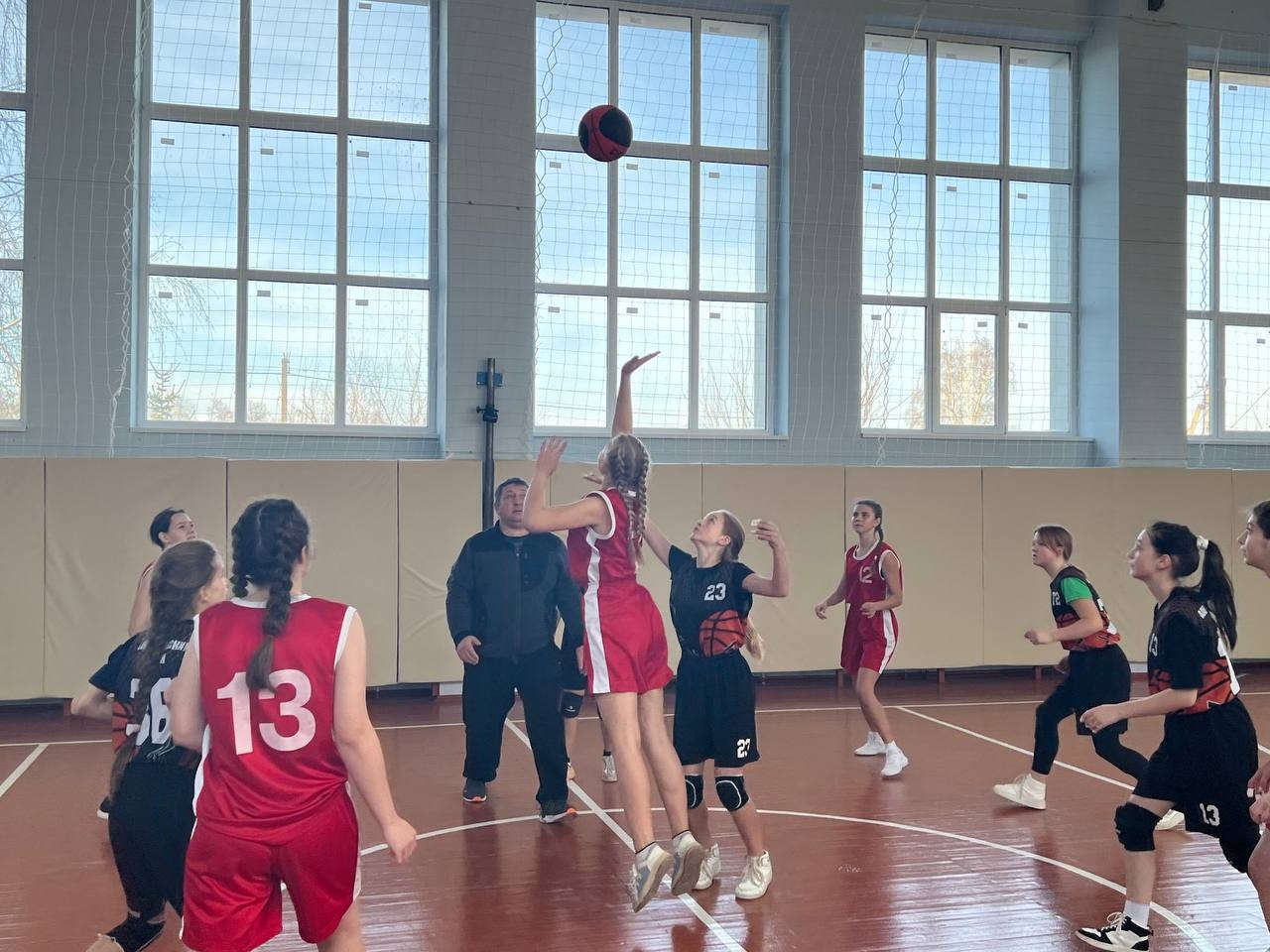 Соревнования по баскетболу между командами Иловской и Глуховской школ.